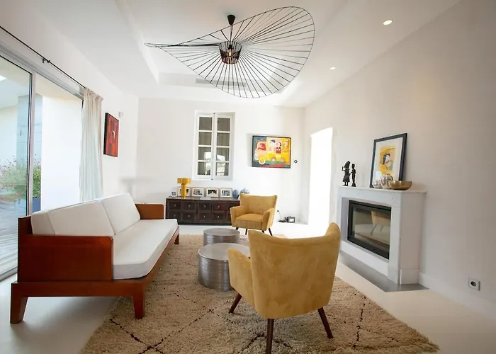 Holiday home Pres D'avignon Maison Luxe Vue Terrasses Piscine *