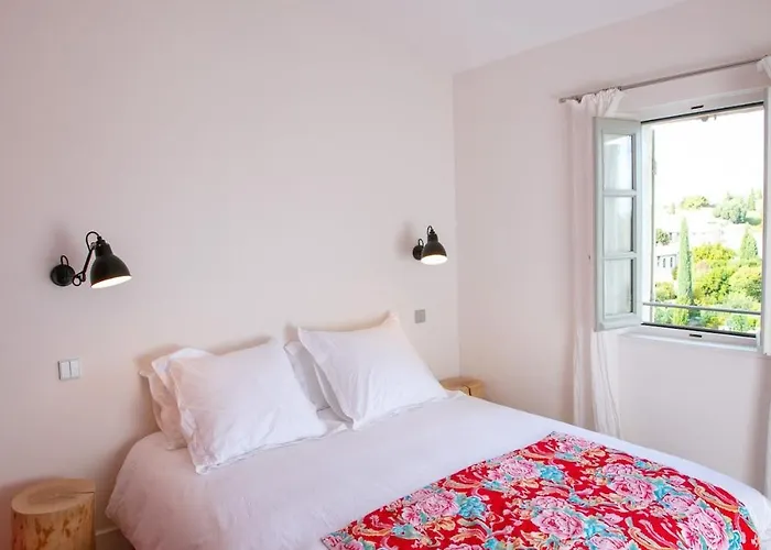 Holiday home Pres D'avignon Maison Luxe Vue Terrasses Piscine *